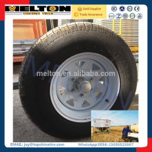 O pneu 235 / 75R15 do reboque do silo de grão monta a roda junto